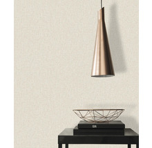 Szene mit Textiltapete, Lampe, Schale und Tisch