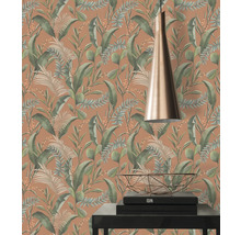 Zimmer mit tropischer Blättertapete, Lampe und Dekoration