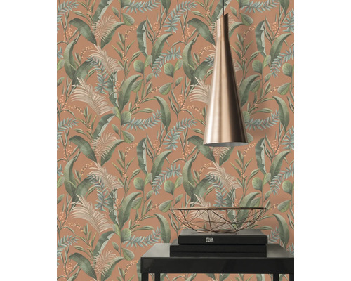 Zimmer mit tropischer Blättertapete, Lampe und Dekoration