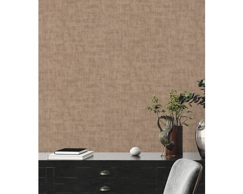 Gemusterte Tapete in einem Wohnraum