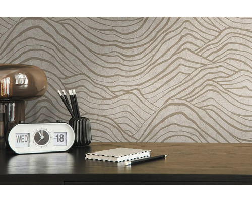 Szene mit gemusterter Tapete, Tischlampe, Tischkalender, Stiften und Notizbuch