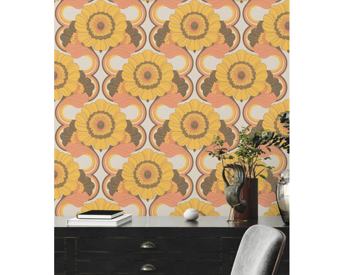 Tapete mit Blumenmuster im Retro Stil an einer Wand