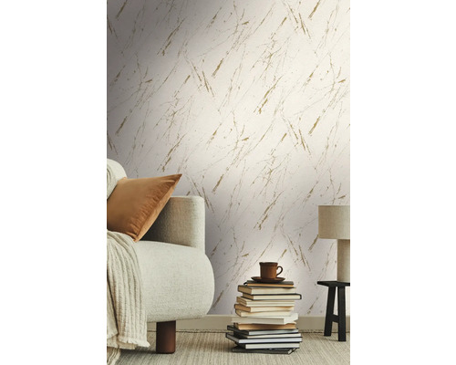 Dekoratives Wohnzimmer mit Couch und gemusterter Tapete