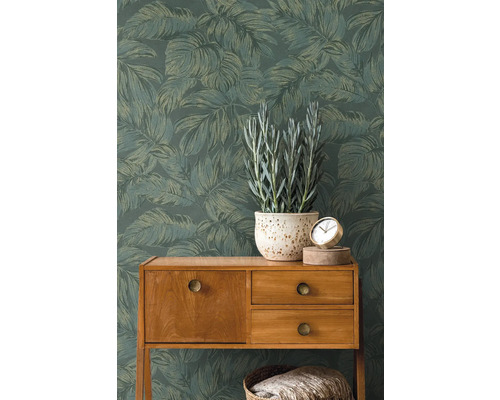 Wohnszene mit Kommode, Topfpflanze und tropischer Blättertapete