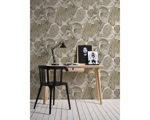 Arbeitszimmer mit Schreibtisch, Stuhl, Tischleuchte und floraler Tapete