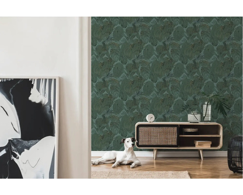 Wohnraum mit grüner Blättertapete, Kommode und Hund