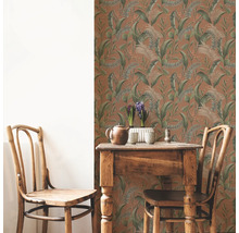 Szene mit Esstisch, Stühlen und Wandtapete mit Pflanzenmotiven