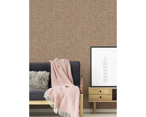 Wohnzimmer mit brauner Struktur Tapete, Sofa, Decke, Kissen und Bild