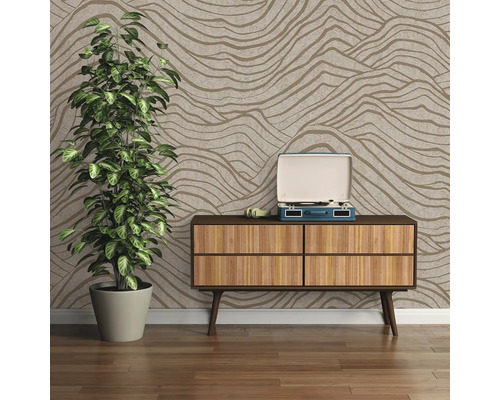 Wohnzimmer mit gemusterter Tapete, Kommode, Schallplattenspieler und Zimmerpflanze