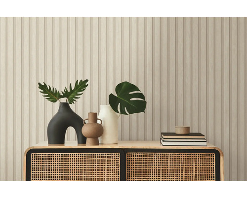 Dekoratives Sideboard mit Vasen und Pflanzen vor einer Wandpaneele