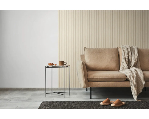 Wohnzimmer mit Sofa, Beistelltisch und Wandpaneelen