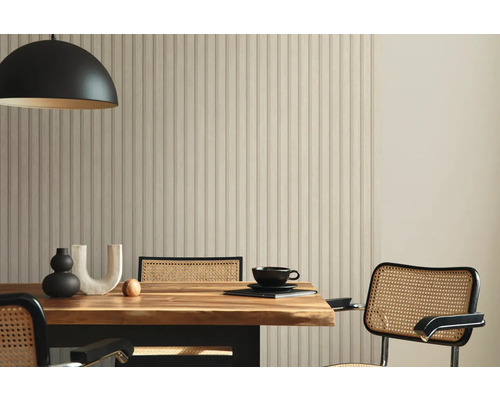 Esszimmer mit Holztisch, Stühlen, Lampe und Wandverkleidung