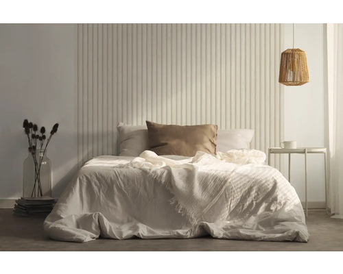 Schlafzimmer mit Bett, Nachttisch und dekorativer Wandverkleidung