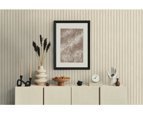 Dekoratives Interieur mit Kommode, Bild, Kerzen und Vasen als Raumgestaltung