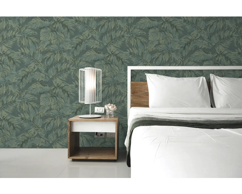 Schlafzimmer mit Bett, Nachttisch und Tapete mit Pflanzenmuster