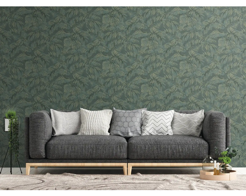 Wohnzimmer mit grauer Couch und Wandtapete mit Blättermuster