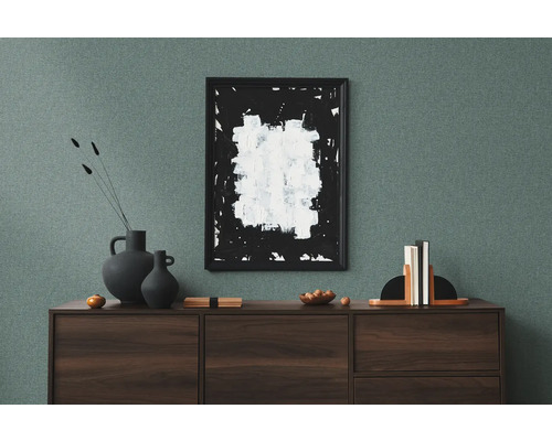 Wohnzimmer mit Kommode, Dekoration und gerahmtem Bild