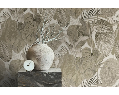 Dekorative Tapete mit Pflanzenmuster, Vase und Uhr auf einem Sockel