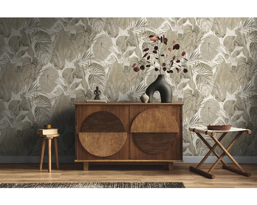 Wohnraum mit gemusterter Tapete, Holzkommode und Dekorationen für ein gemütliches Ambiente