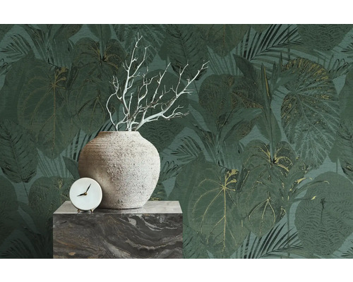 Szene mit einer Vase, einem Dekorationszweig, einer Uhr und einer Blättertapete