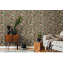 Dekoratives Wohnzimmer mit brauner Dschungel-Mustertapete, Sofa und Holzmöbeln.