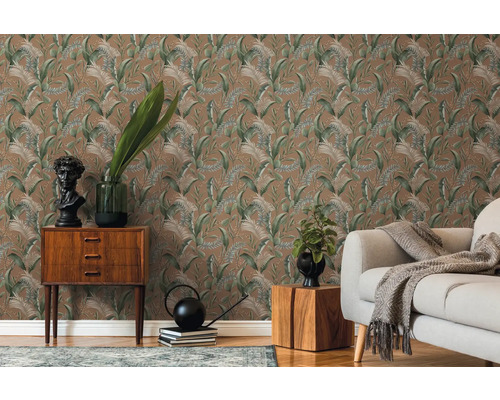 Dekoratives Wohnzimmer mit brauner Dschungel-Mustertapete, Sofa und Holzmöbeln.