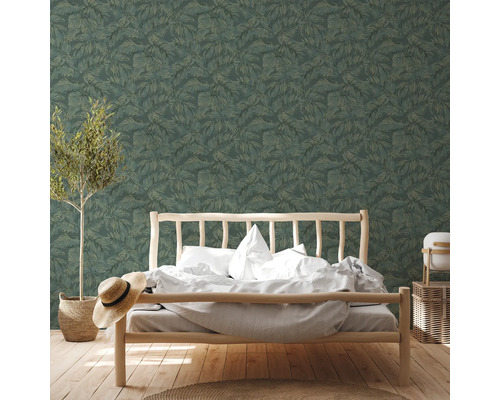 Schlafzimmer mit Bett vor grüner Blättertapete