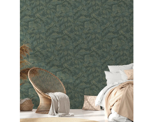 Zimmer mit tropischer Blättertapete, Bett und Korbsessel