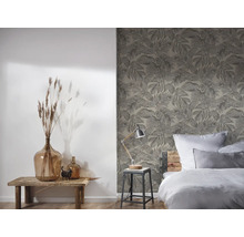 Schlafzimmer mit floraler Tapete, Bett und Beistelltisch