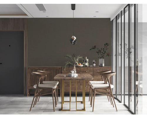 Helles Esszimmer mit Holztisch, Stühlen und Sideboard für ein freundliches Ambiente.