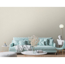 Heller Wohnraum mit Sofa, Dekoration und Textiltapete an der Wand