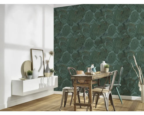 Esszimmer mit Holztisch, Stühlen und Wand mit Blättertapete