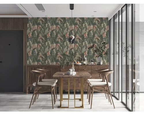 Esszimmer mit Esstisch, Stühlen und Tapete mit Pflanzenmuster