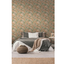 Schlafzimmer mit gemusterter Tapete, Bett und Teppich