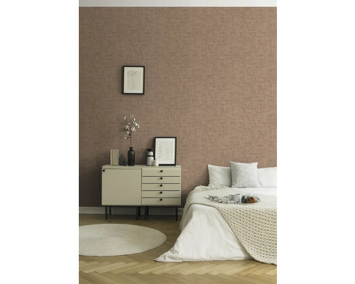 Modernes Schlafzimmer mit gemusterter Tapete, Kommode und Bett