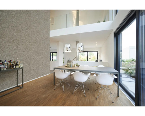 Innenraum eines modernen Hauses mit Esstisch, Stühlen und strukturierter Tapete