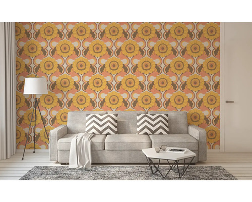 Wohnzimmer mit Retro-Tapete mit Sonnenblumenmuster, Sofa, Stehlampe und Teppich