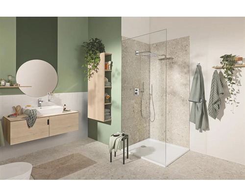 Helles Badezimmer mit Dusche, Waschbeckenunterschrank, Spiegelschrank und Dekorationen