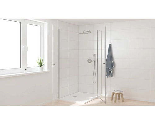 Helles Badezimmer mit Duschkabine, Regendusche und weißen Fliesen.