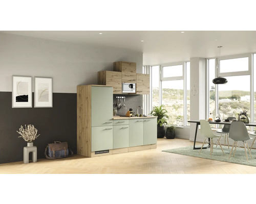 Helle Küche mit Einbauschränken, Spüle und Essbereich in einem modern eingerichteten Raum