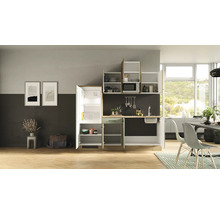 Komplette Küchenzeile mit Kühlschrank, Spüle, Mikrowelle und Schränken in einem hellen, modernen Küchendesign.