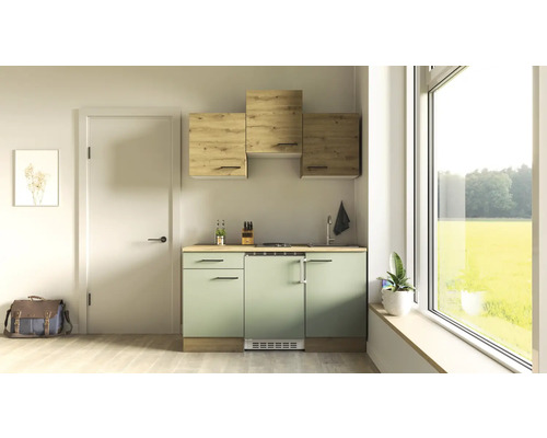 Küchenzeile mit Spüle, Kochfeld, Hängeschränken und Unterbaukühlschrank in einer hellen, modern eingerichteten Küche.