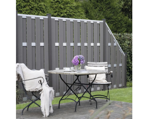 Garten mit Holzzaun und Sitzgruppe mit Tisch und Stühlen