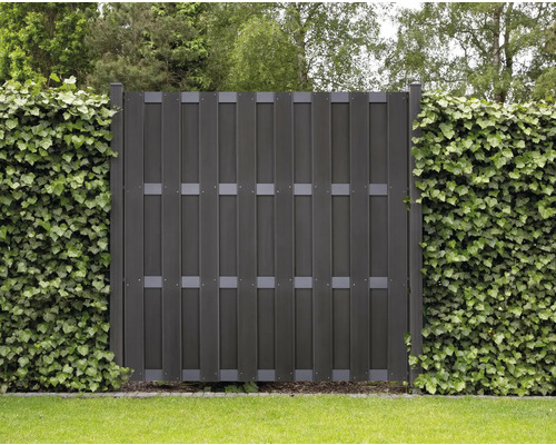 Gartenzaun aus Kunststoff mit grüner Hecke