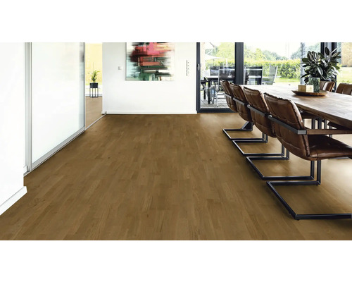 Heller Wohnraum mit Holzboden, Esstisch und Stühlen.