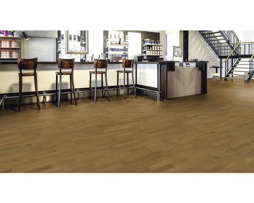 Innenraum mit Holzfußboden, Barhockern und Treppe