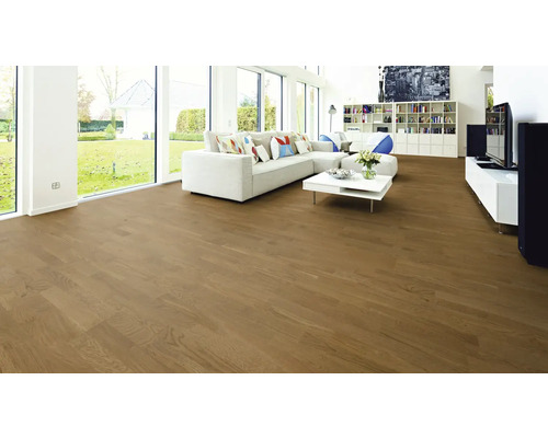 Helles Wohnzimmer mit Holzboden, Sofa und Fensterfront