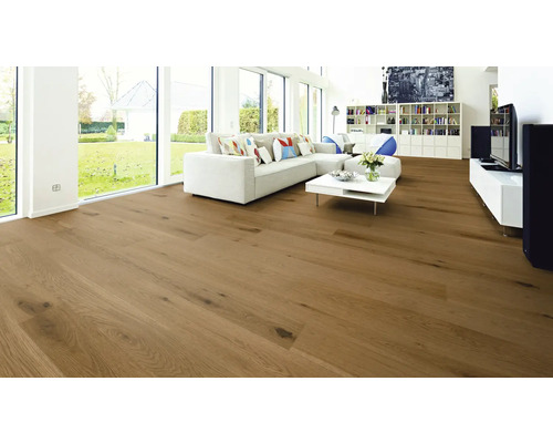 Wohnzimmer mit hellem Sofa, Tisch und Holzboden