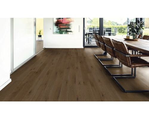 Wohnraum mit Laminatboden in Holzoptik, Esstisch und Stühlen