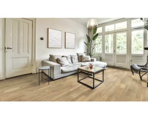 Heller Wohnraum mit Holzboden, Sofa und Fenstern